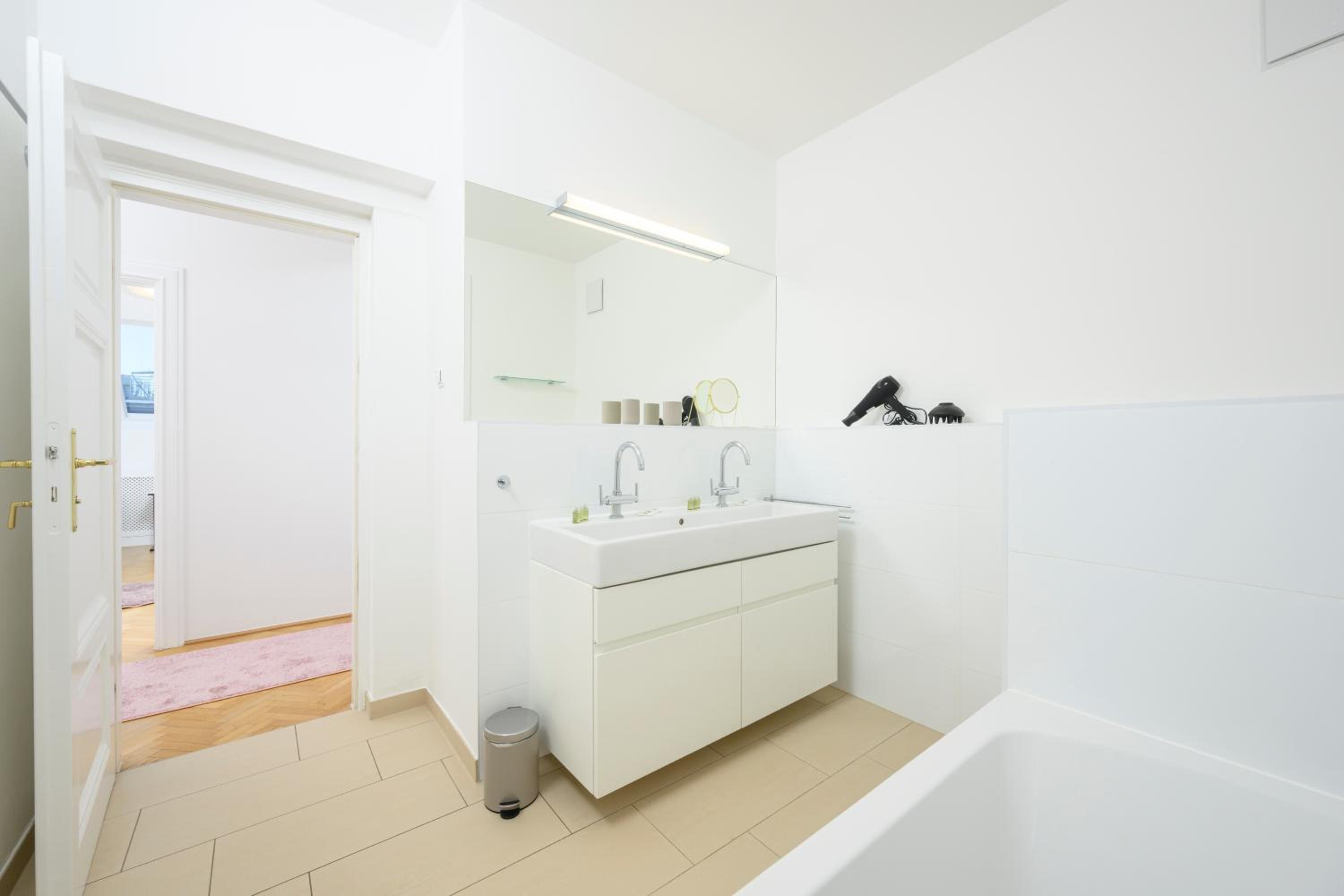 Vienna Rooftop Haven 120m, 3BR, Terrace, City Views!