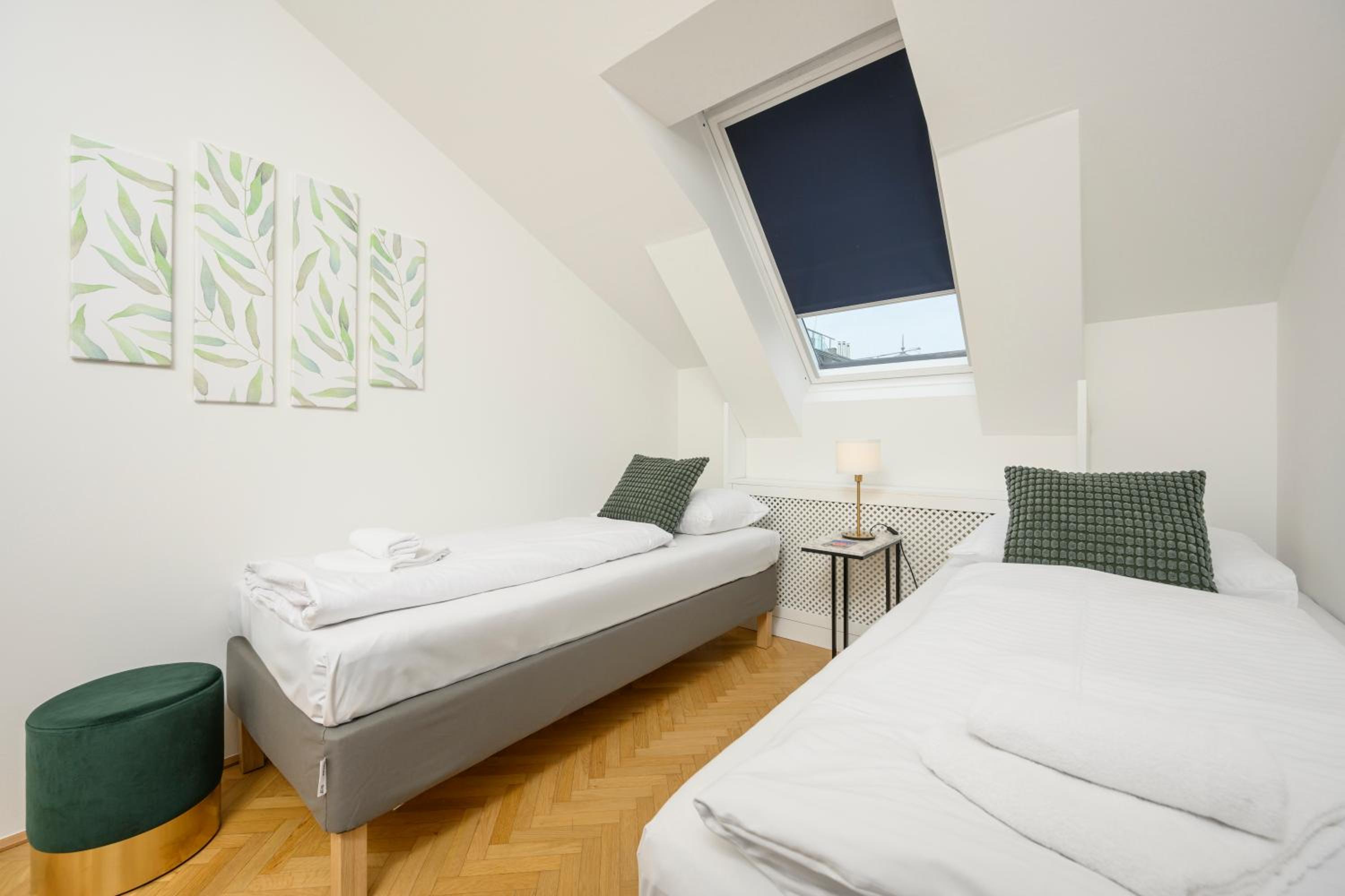 Vienna Rooftop Haven 120m, 3BR, Terrace, City Views!