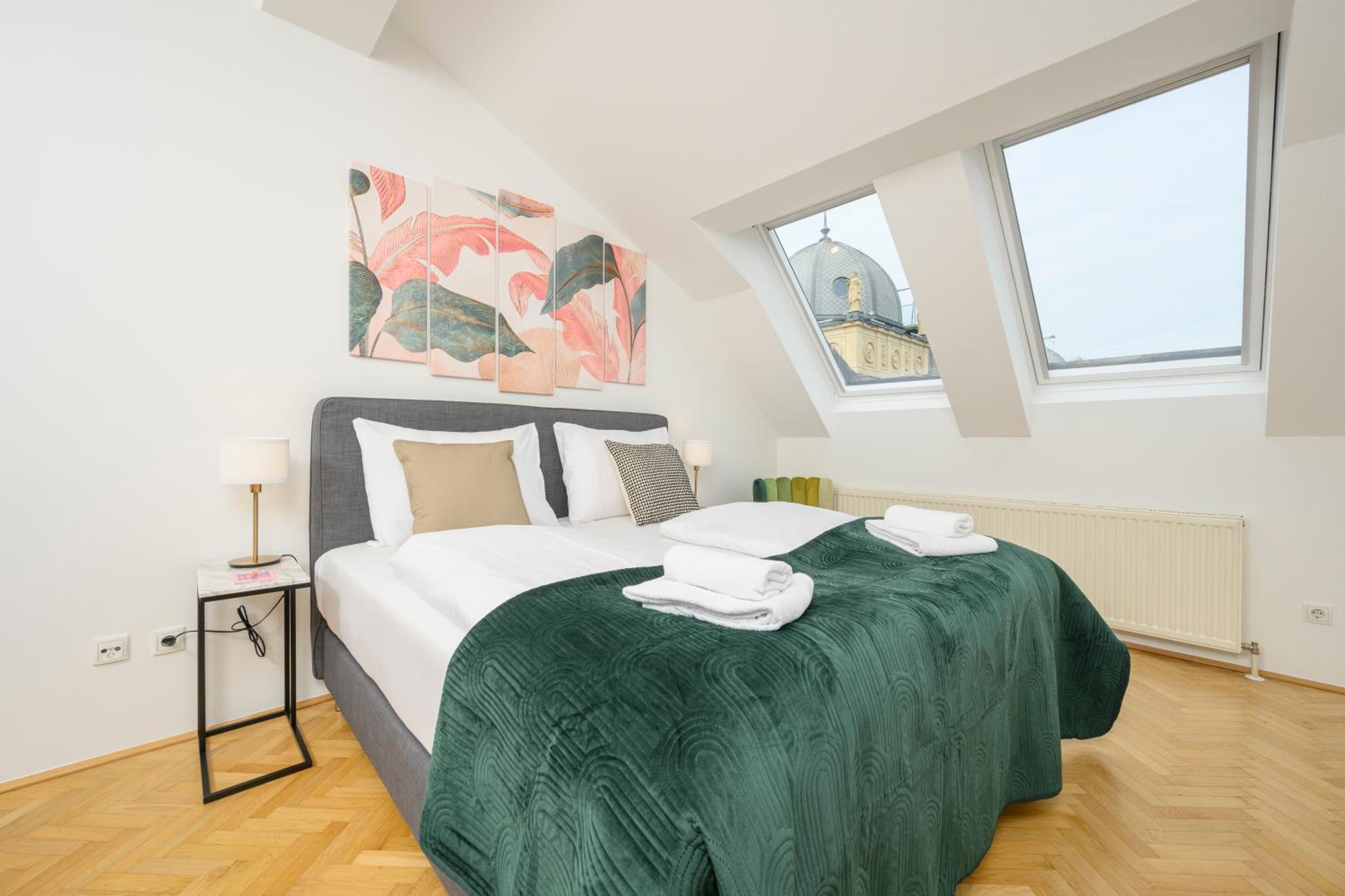 Vienna Rooftop Haven 120m, 3BR, Terrace, City Views!