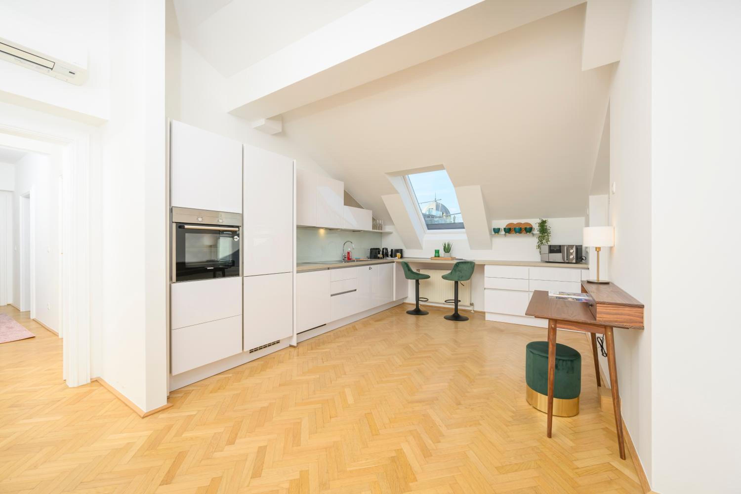 Vienna Rooftop Haven 120m, 3BR, Terrace, City Views!