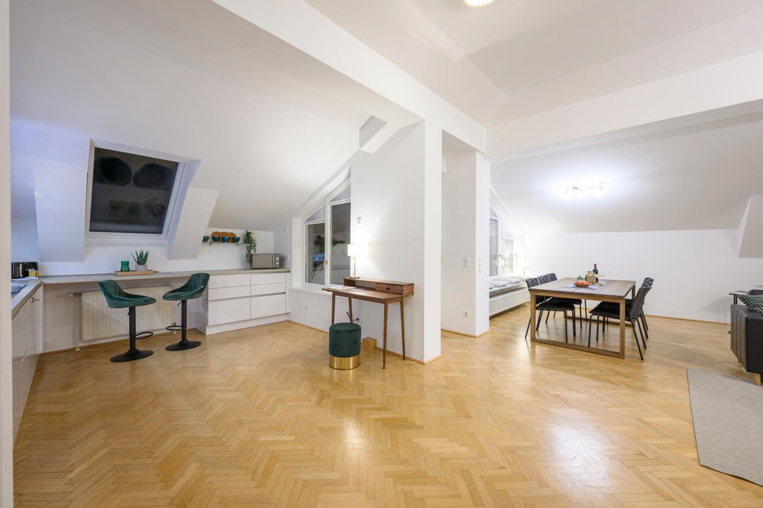 Vienna Rooftop Haven 120m, 3BR, Terrace, City Views!