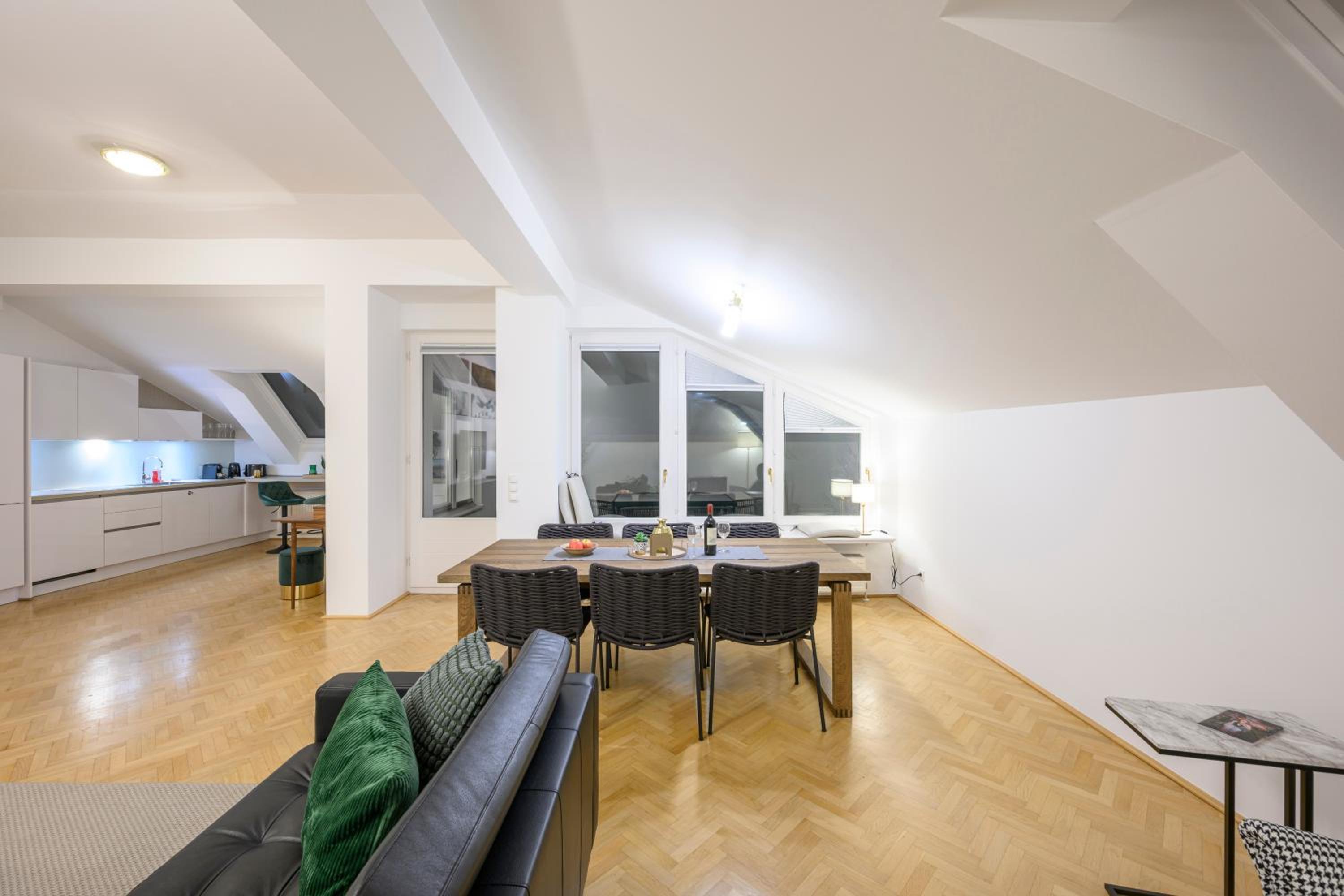 Vienna Rooftop Haven 120m, 3BR, Terrace, City Views!