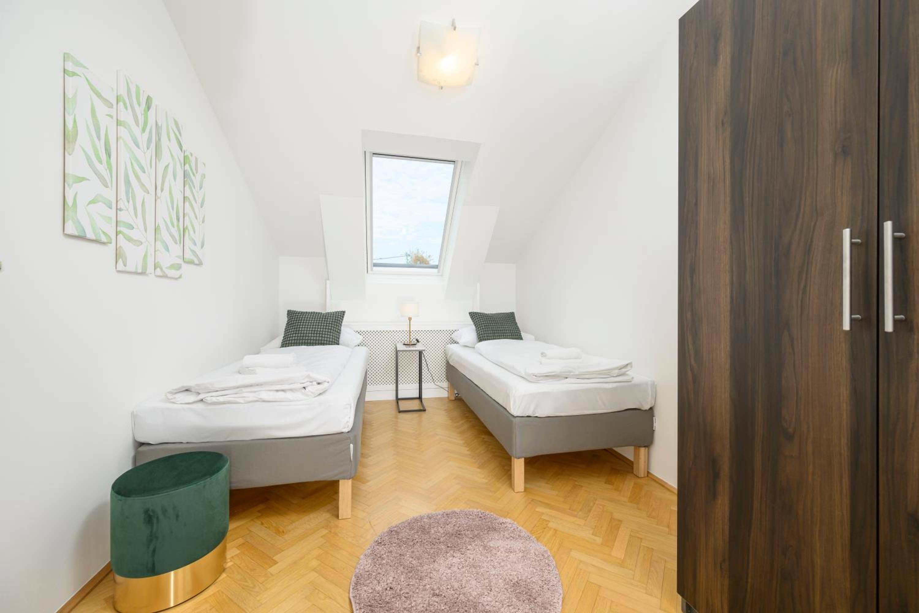 Vienna Rooftop Haven 120m, 3BR, Terrace, City Views!