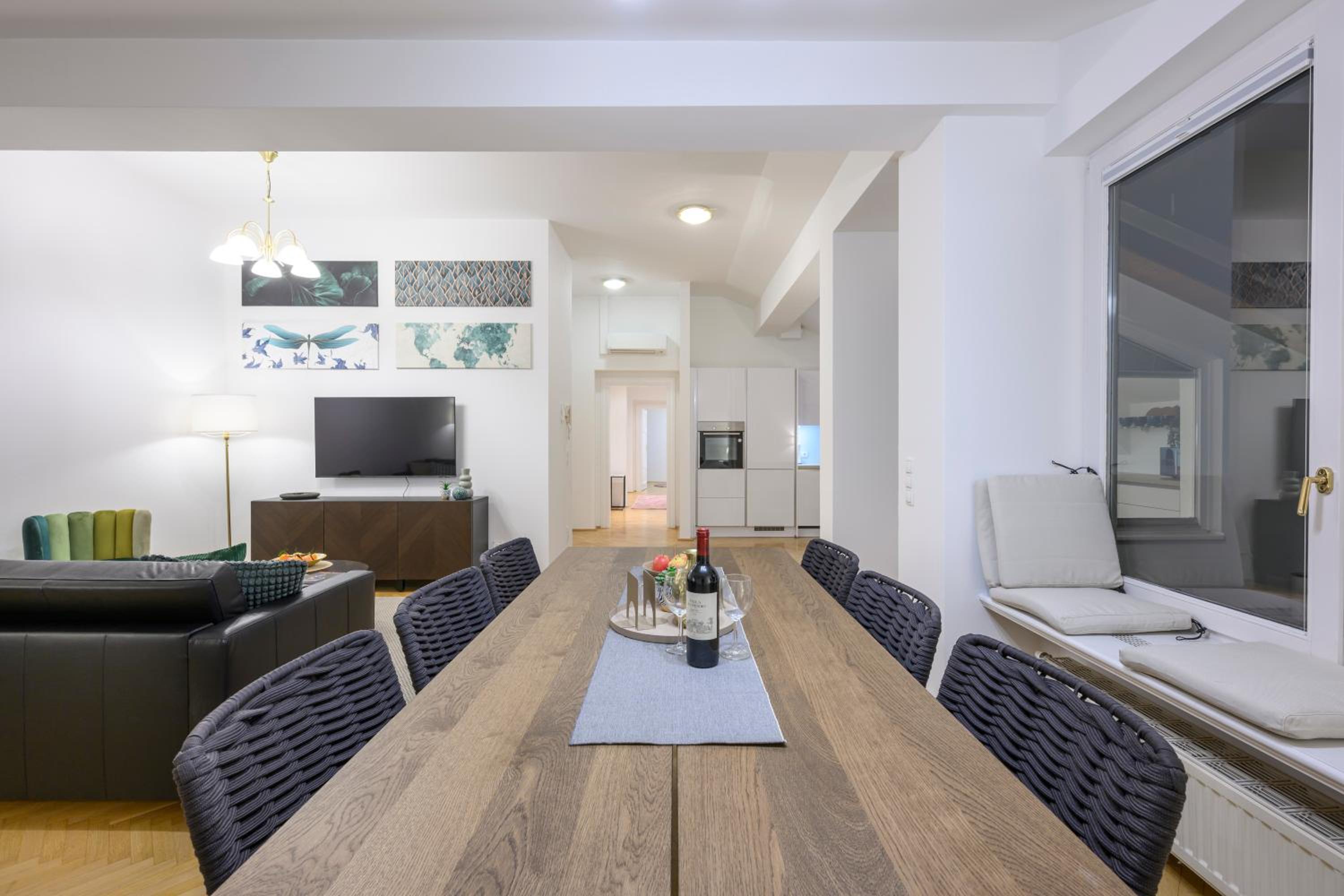 Vienna Rooftop Haven 120m, 3BR, Terrace, City Views!