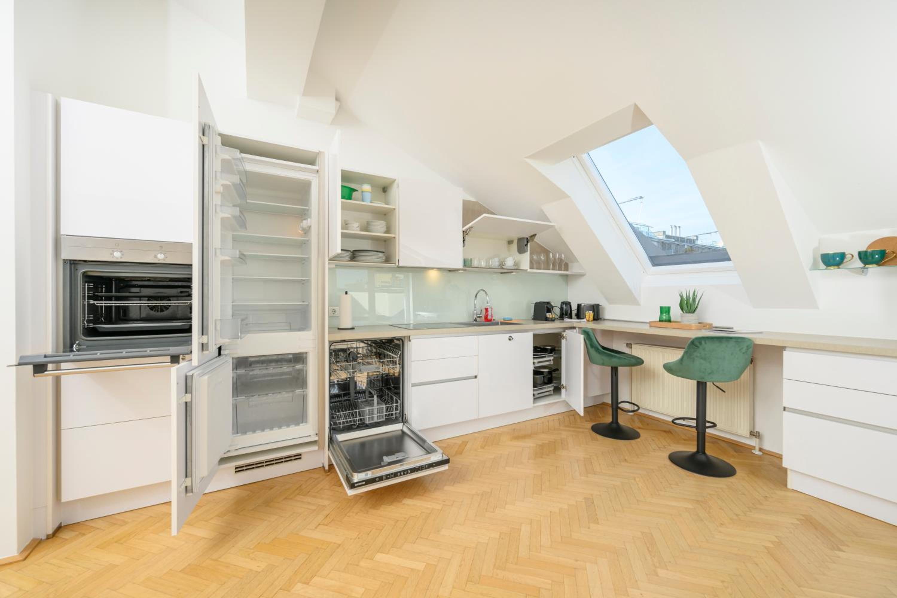 Vienna Rooftop Haven 120m, 3BR, Terrace, City Views!