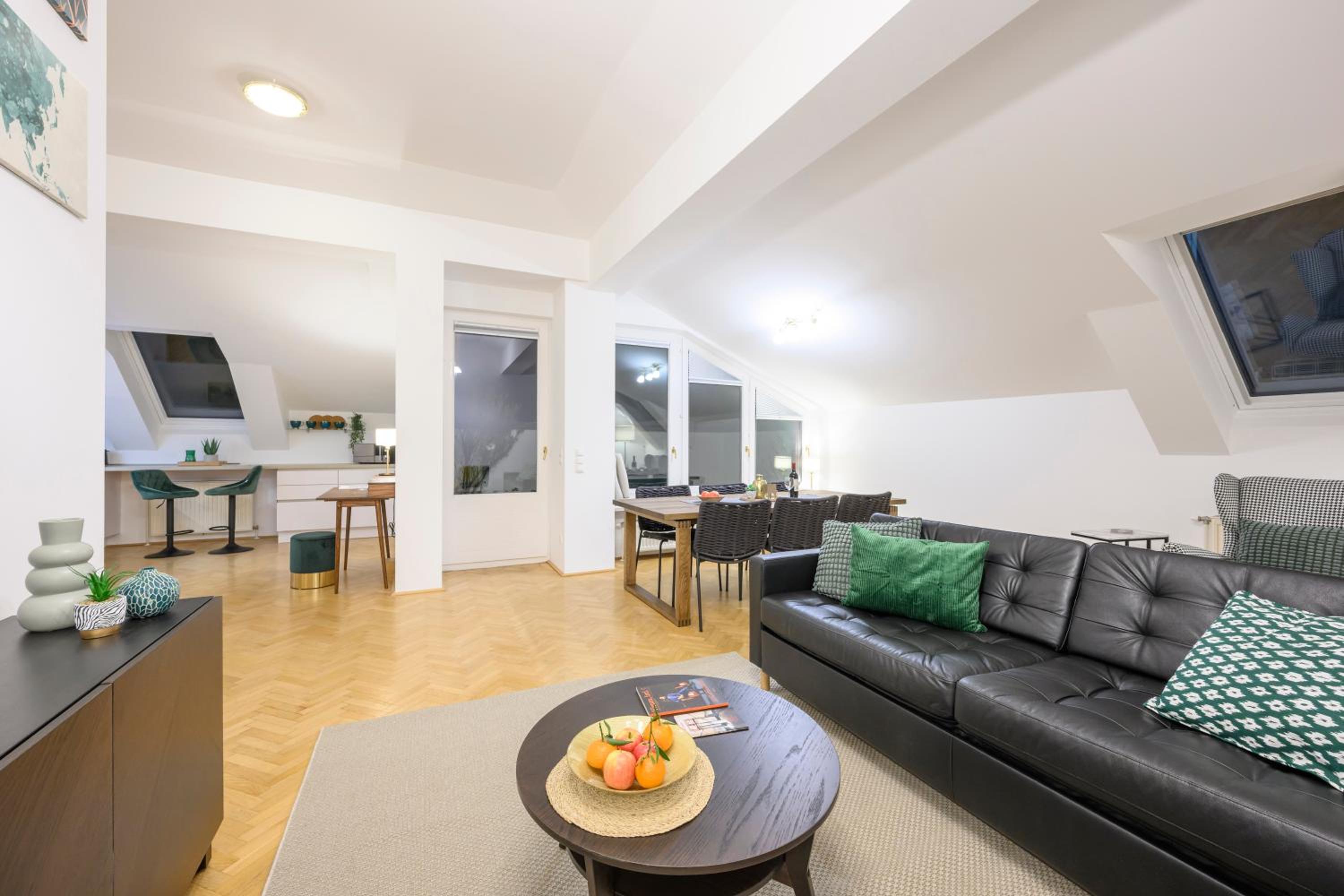 Vienna Rooftop Haven 120m, 3BR, Terrace, City Views!