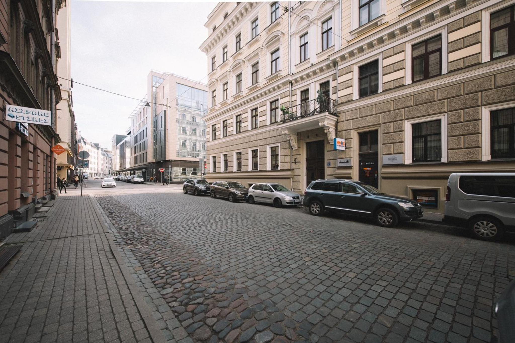 Photographer Rudolf's Studio - ground floor with separate entrance view 3