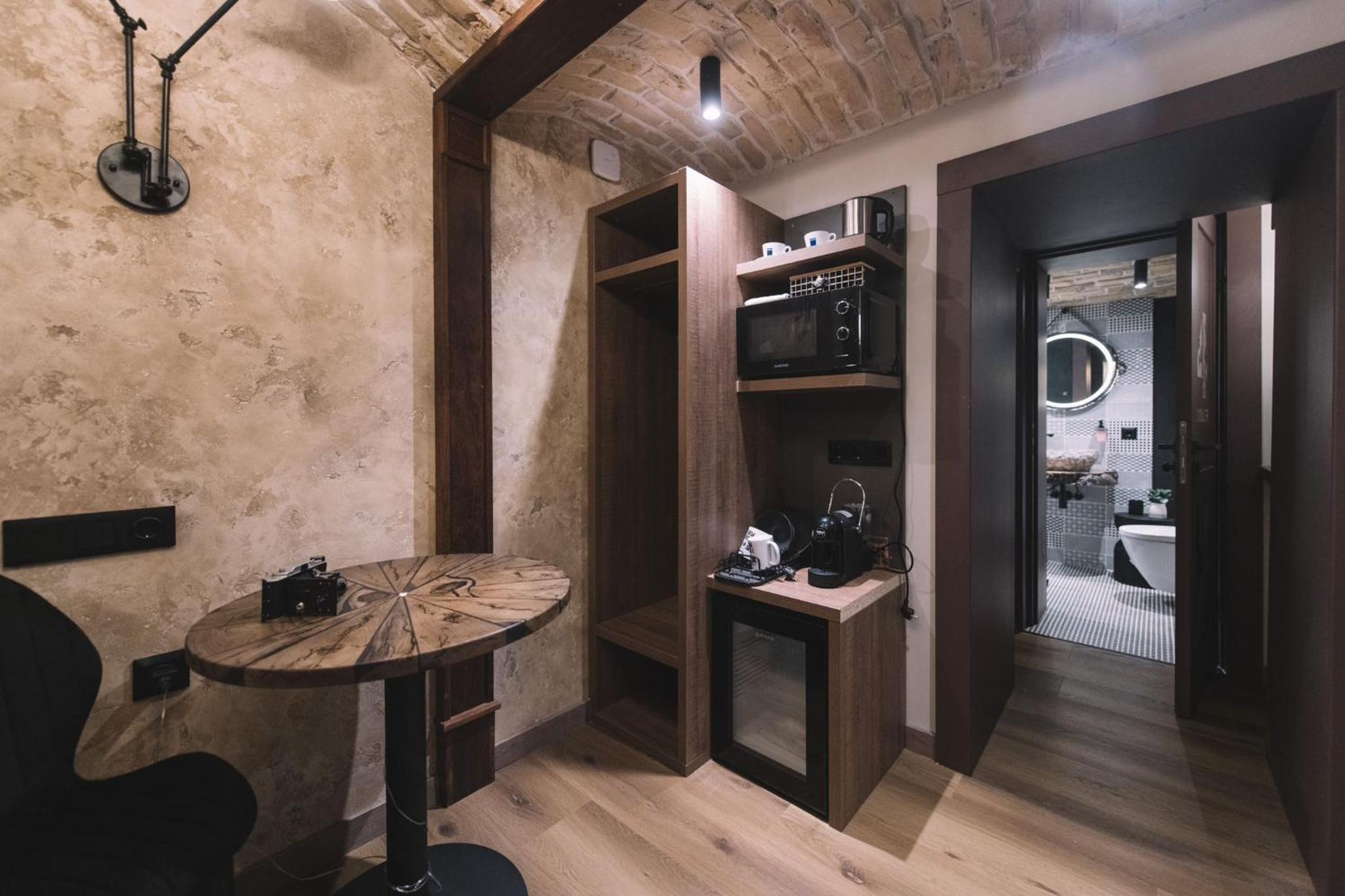 Photographer Rudolf's Studio - ground floor with separate entrance view 4