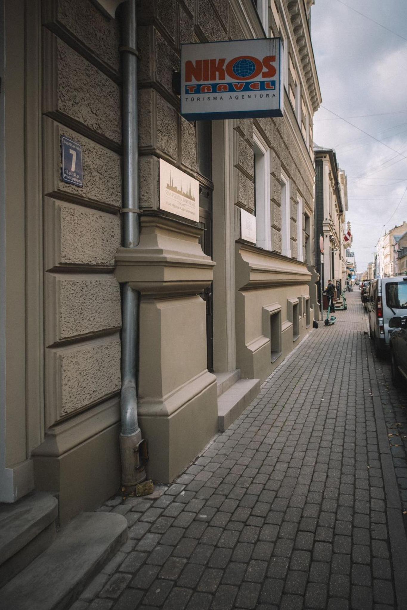 Photographer Rudolf's Studio - ground floor with separate entrance view 5