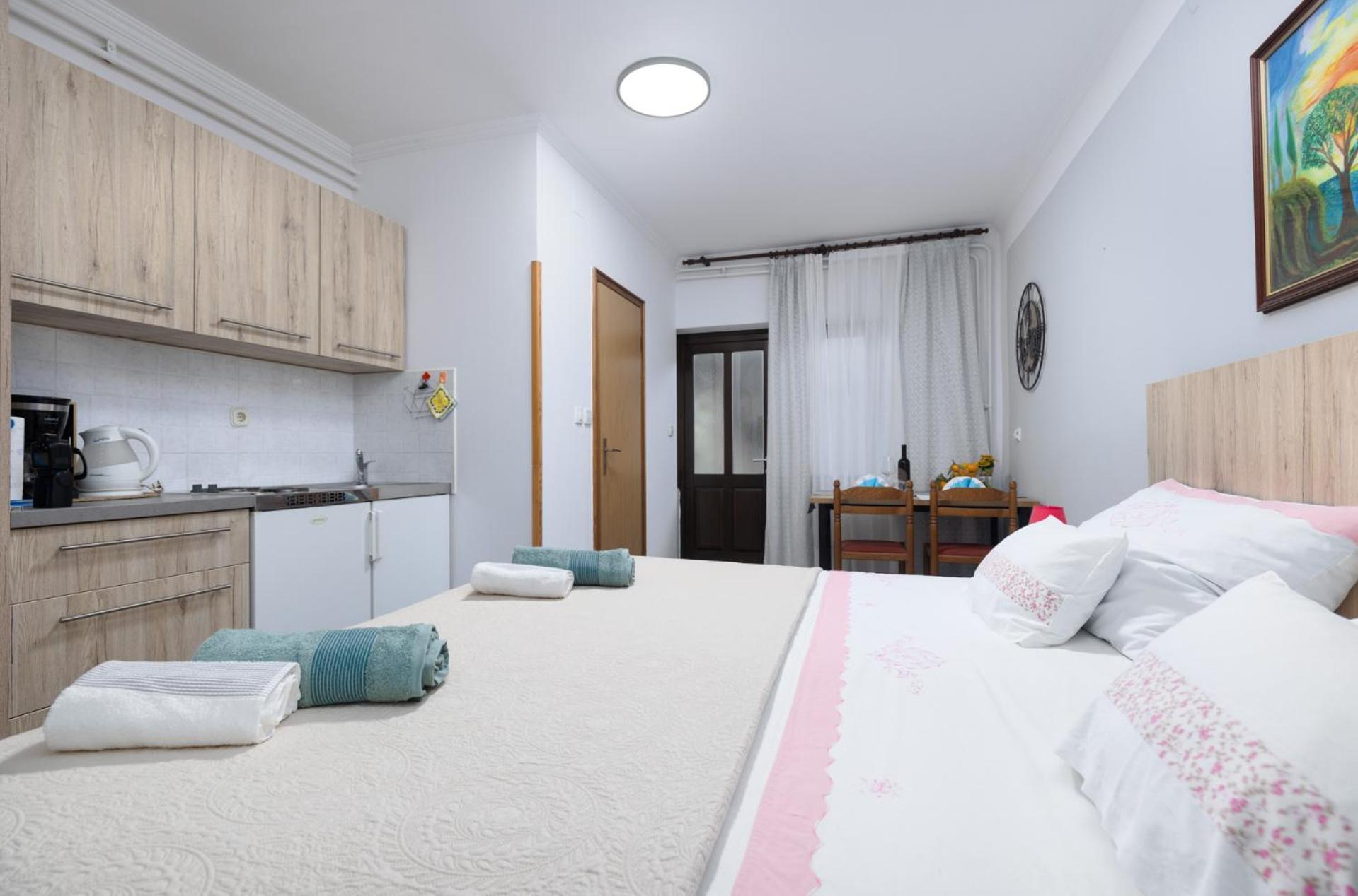 Studio Apartment Miranda view 5
