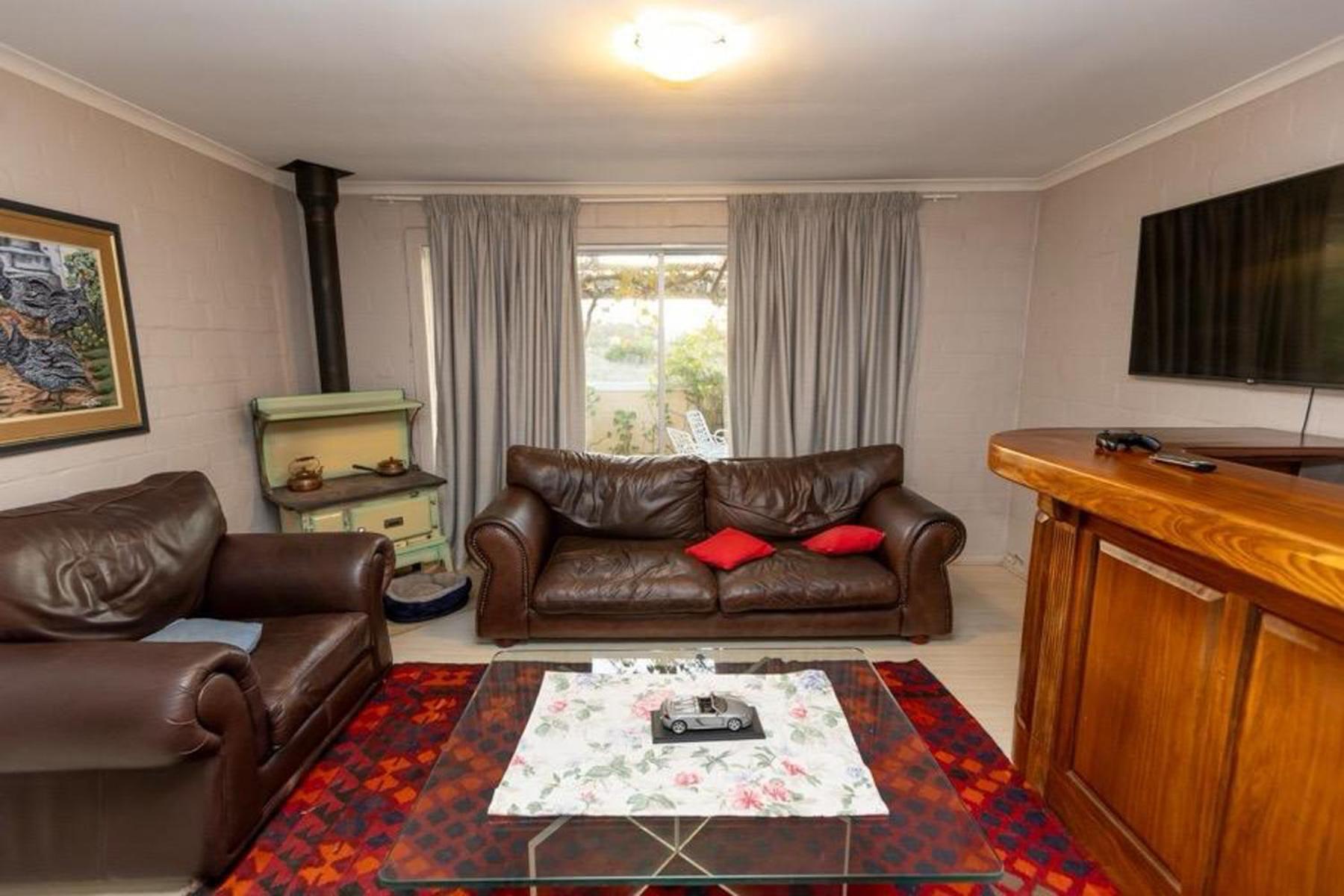 3 Bedroom part house in the scenic Durbanville wine lands area, holiday facility view 2