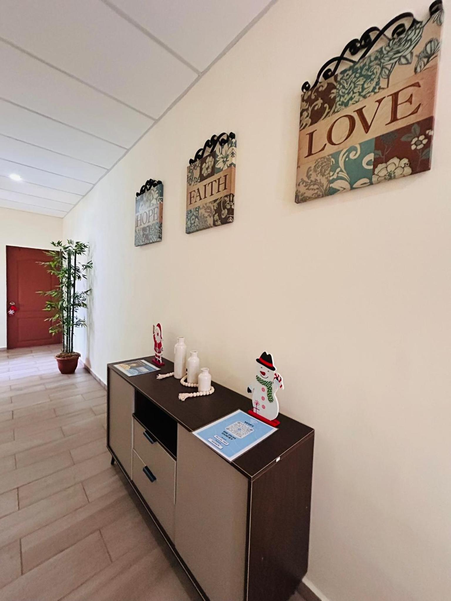 Bambú Family House, AC, WiFi, near Metrocentro Mall