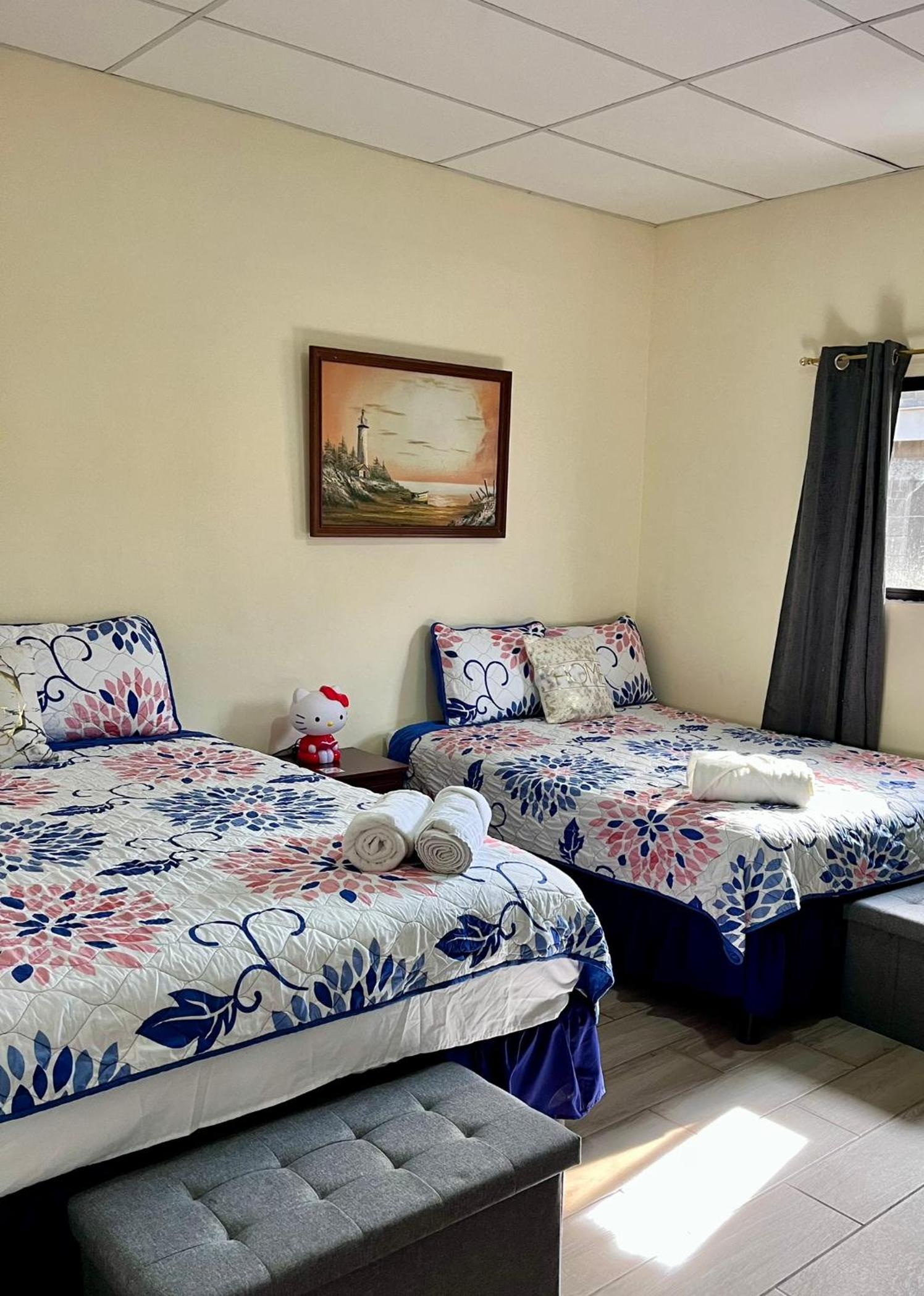 Bambú Family House, AC, WiFi, near Metrocentro Mall
