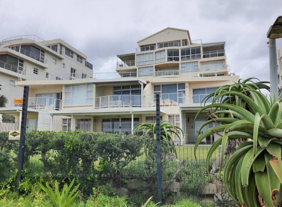 Beachfront apartment in Umhlanga amazing sea views view 3