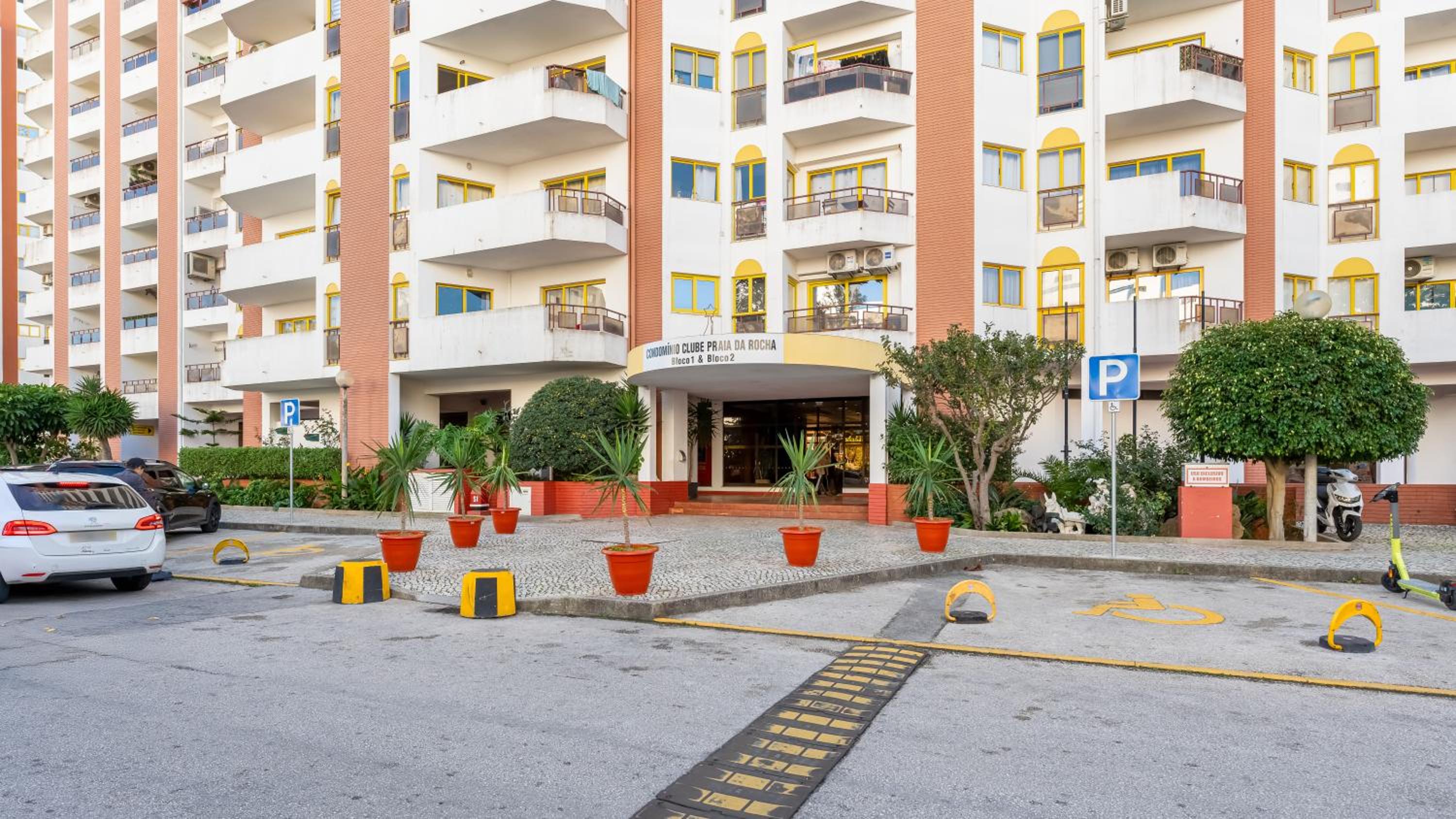 Red Velvet 1 BDR Flat With Balcony by LovelyStay view 3