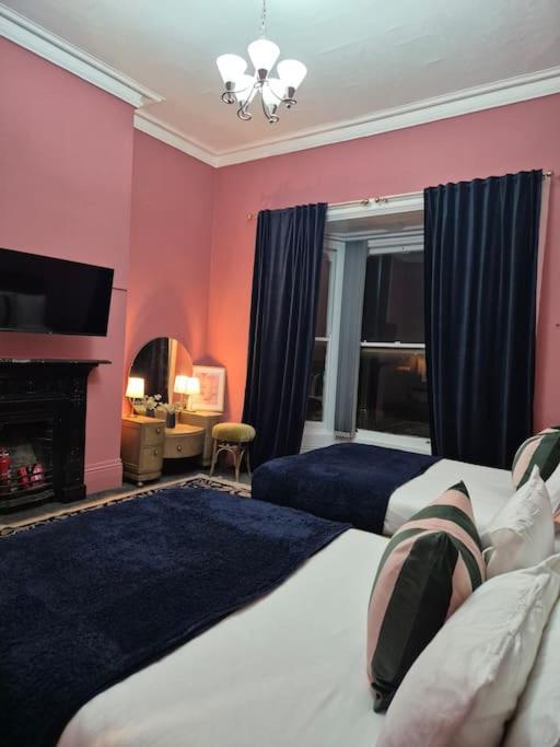 Stylish Digbeth Apartment, Sleeps 12 Opposite Birmingham Coach Station, perfect for large groups contractors
