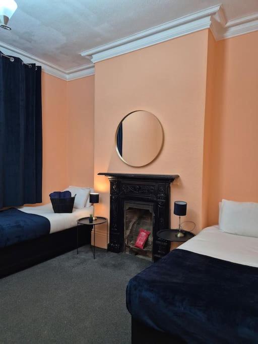 Stylish Digbeth Apartment, Sleeps 12 Opposite Birmingham Coach Station, perfect for large groups contractors