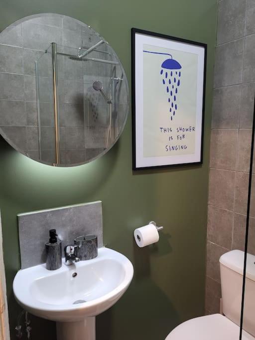 Stylish Digbeth Apartment, Sleeps 12 Opposite Birmingham Coach Station, perfect for large groups contractors