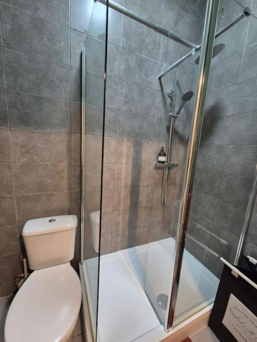 Stylish Digbeth Apartment, Sleeps 12 Opposite Birmingham Coach Station, perfect for large groups contractors