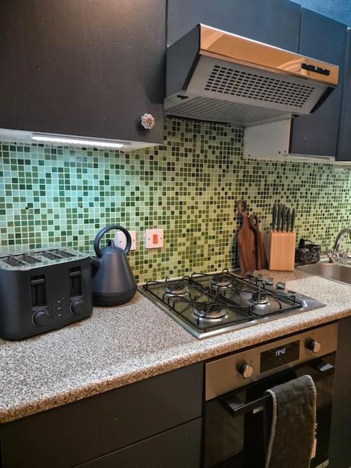 Stylish Digbeth Apartment, Sleeps 12 Opposite Birmingham Coach Station, perfect for large groups contractors