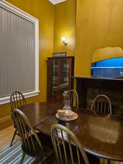 Stylish Digbeth Apartment, Sleeps 12 Opposite Birmingham Coach Station, perfect for large groups contractors