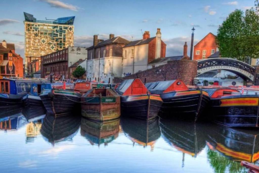 Stylish Digbeth Apartment, Sleeps 12 Opposite Birmingham Coach Station, perfect for large groups contractors