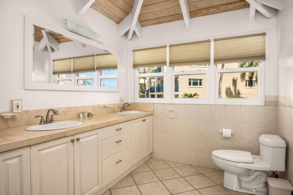 Exquisite Yacht Club Townhome