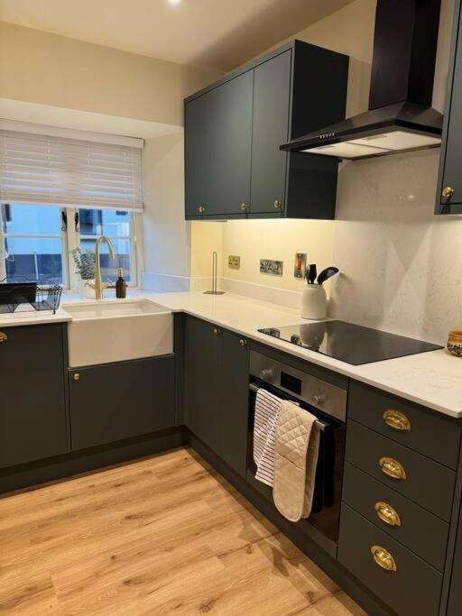 10 Wye Street - A sophisticated riverside home for 6 in Ross on Wye view 2