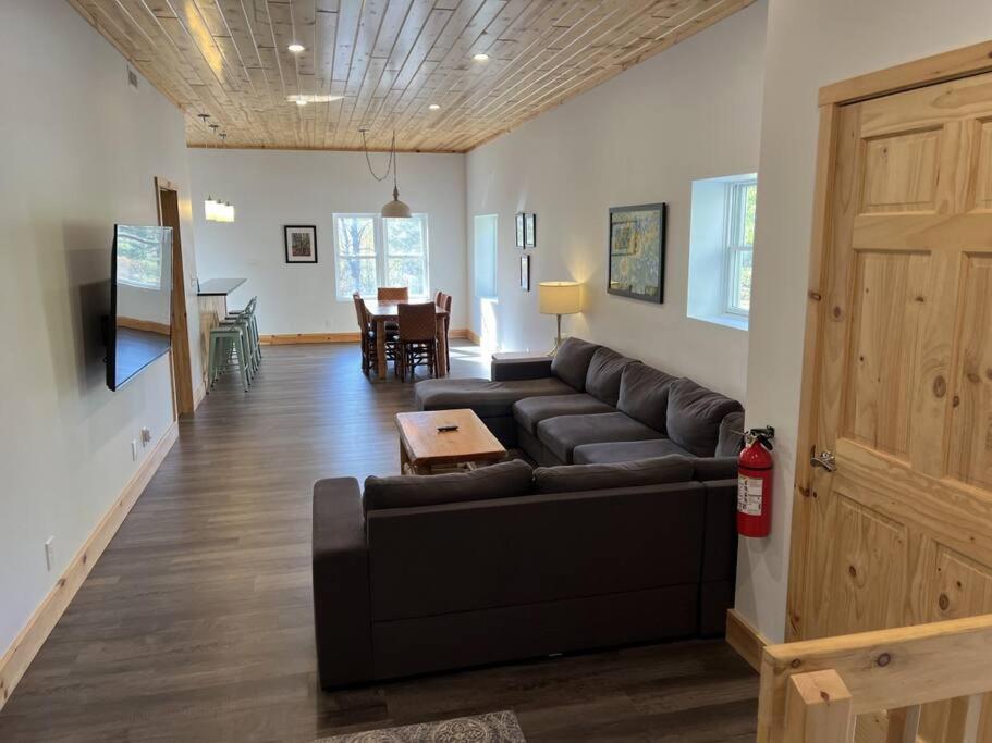 Downtown Three Lakes Apartment