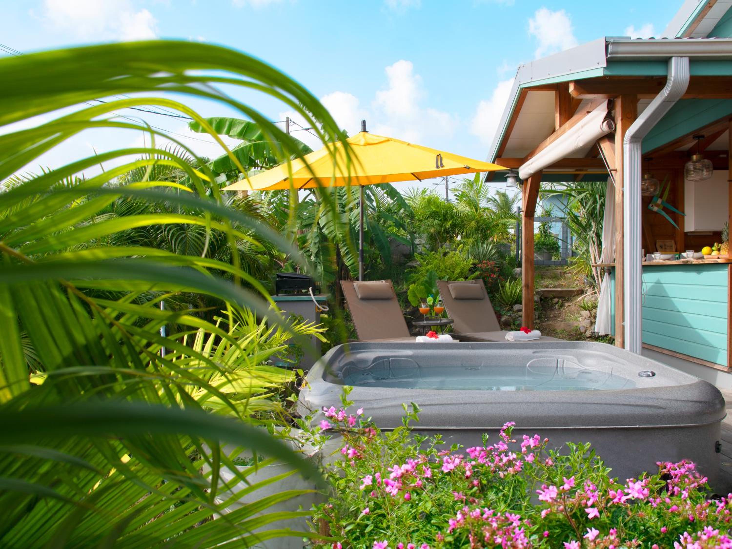 Bungalows Ti Lodge Martinique - près de la plage avec jacuzzi privé view 2