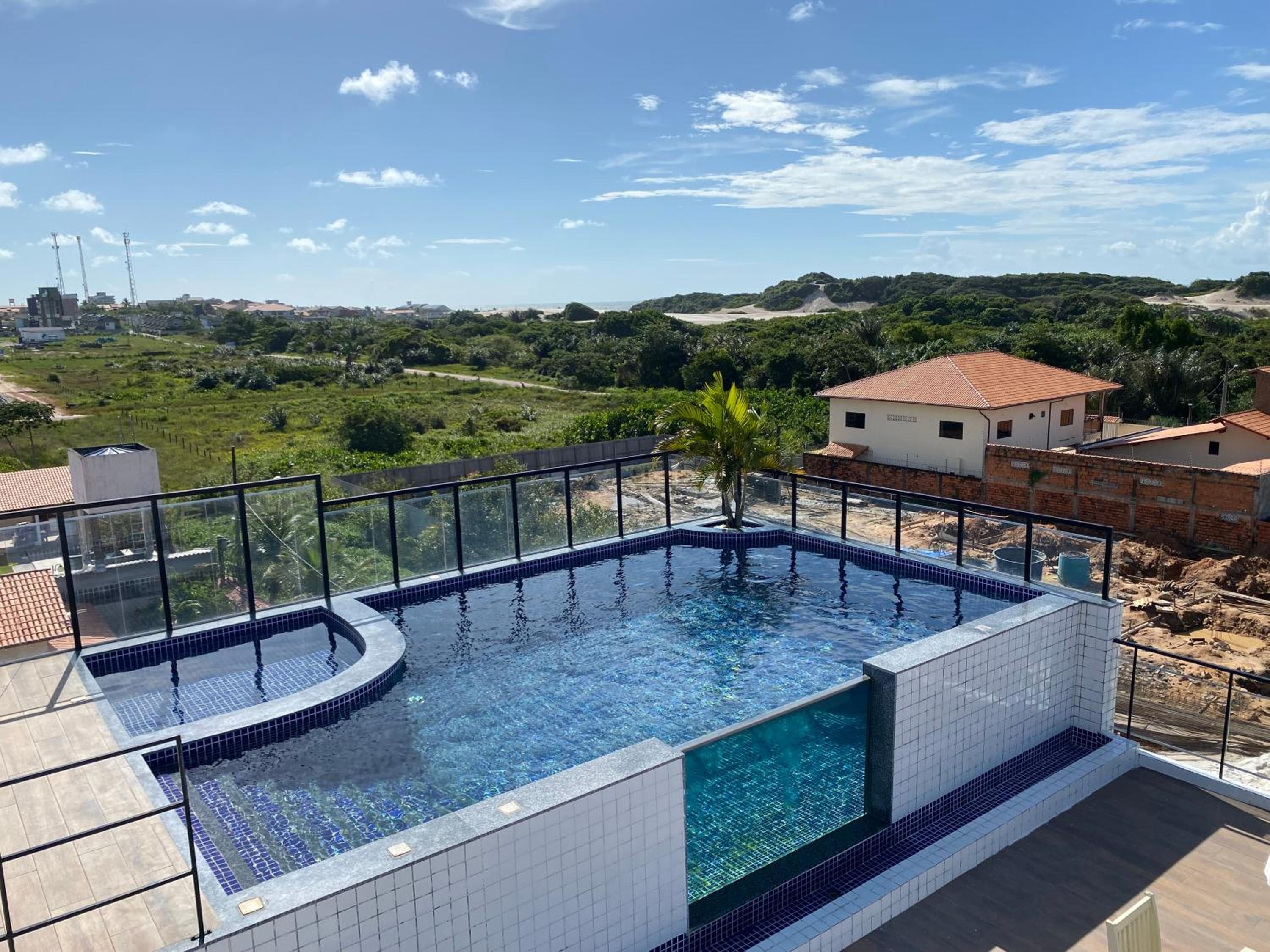 No Atalaia, Fort Poseidon rua do Atalho a 700 metros da praia do Atalaia, apartamento novo decorado, varanda, sala de estar e jantar, 02 suítes, 03 banheir