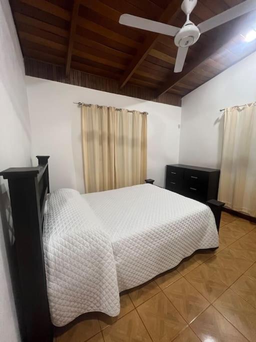 Casa con amplios jardines