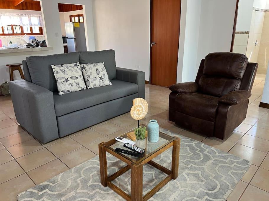 Casa con amplios jardines