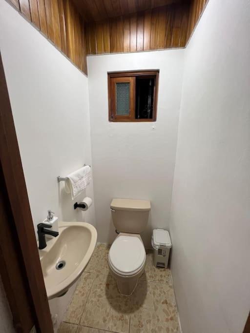Casa con amplios jardines