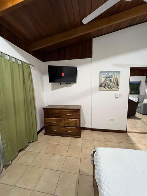 Casa con amplios jardines