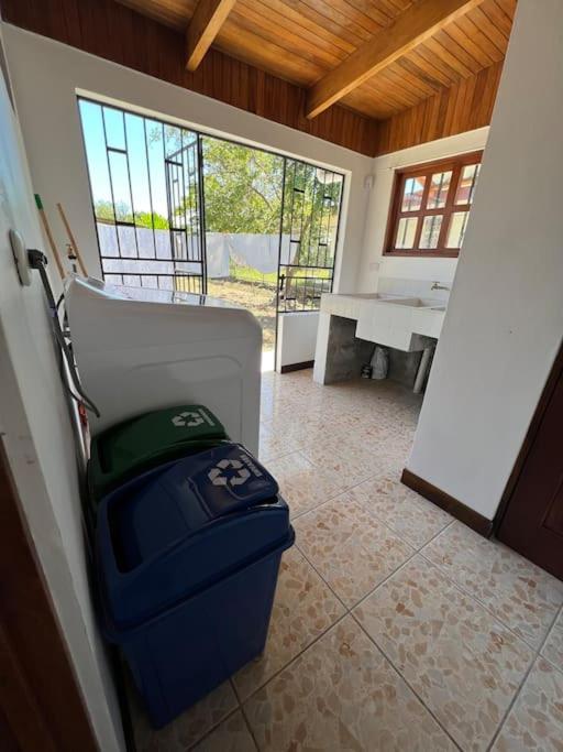 Casa con amplios jardines