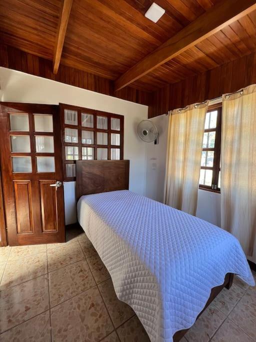 Casa con amplios jardines