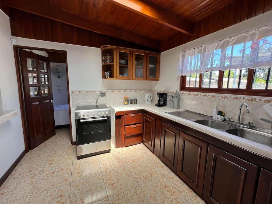 Casa con amplios jardines