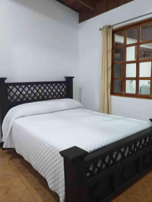 Casa con amplios jardines