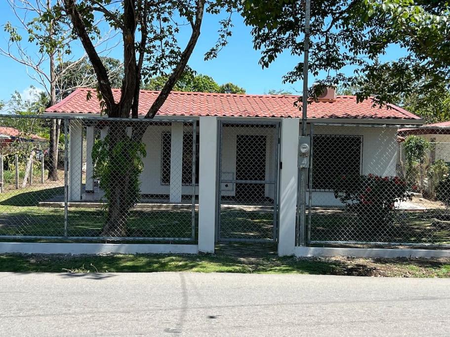 Casa con amplios jardines