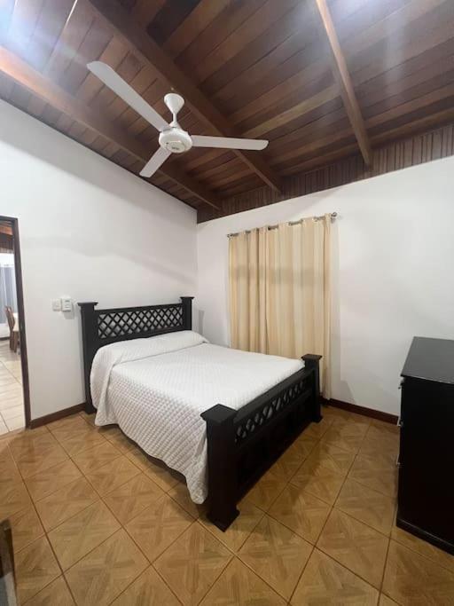 Casa con amplios jardines