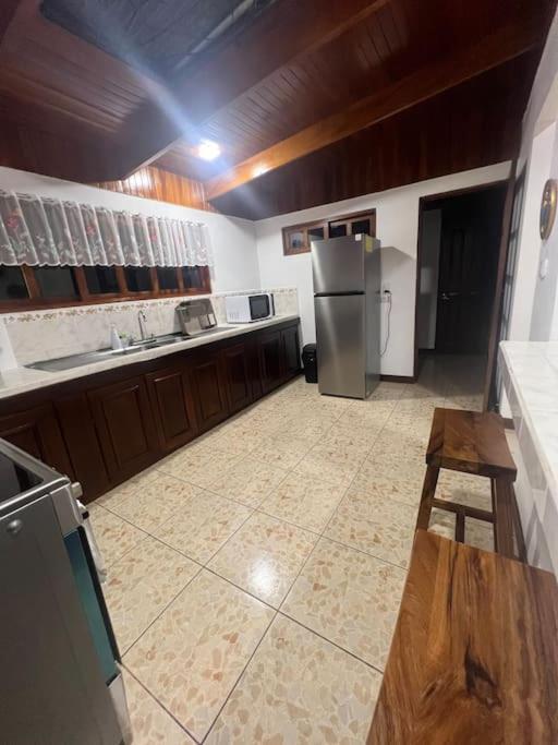 Casa con amplios jardines
