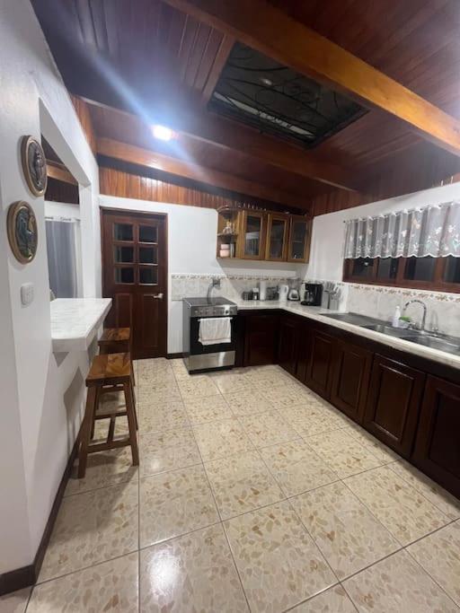 Casa con amplios jardines