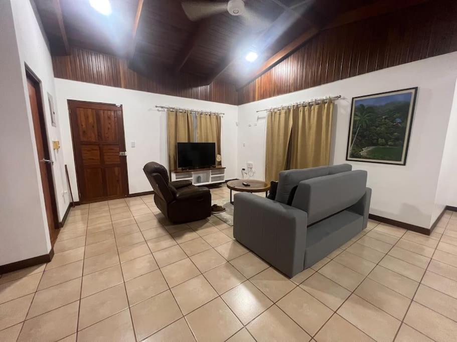 Casa con amplios jardines
