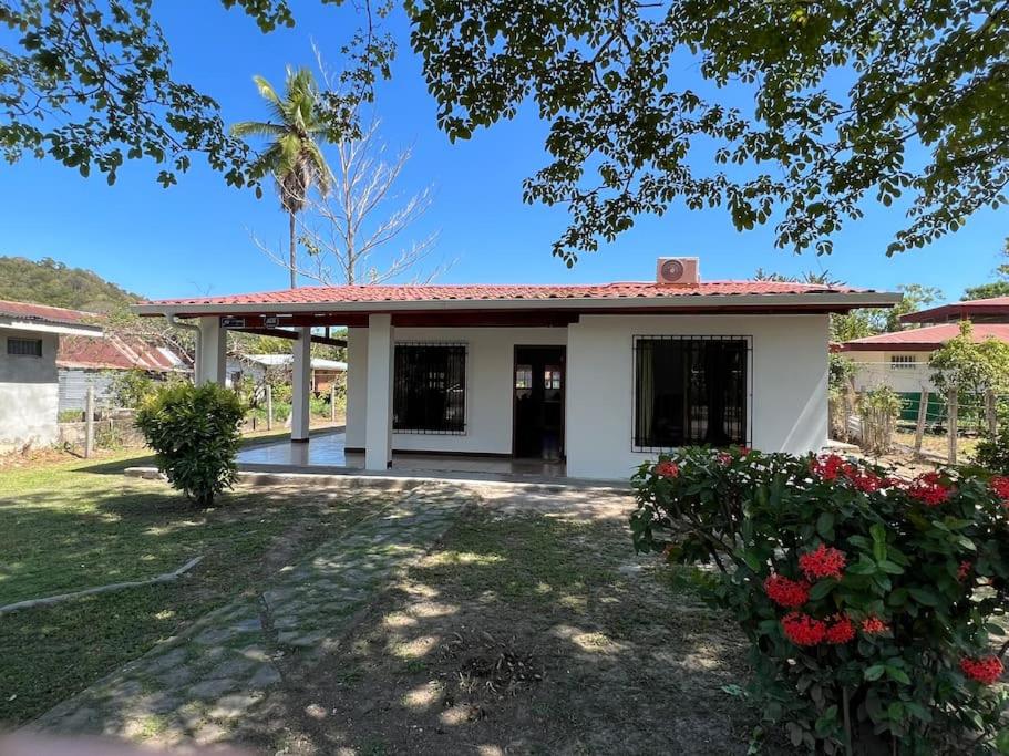 Casa con amplios jardines