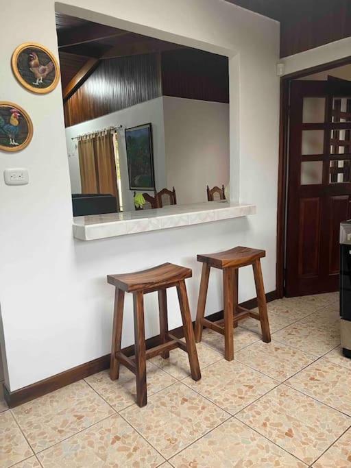 Casa con amplios jardines