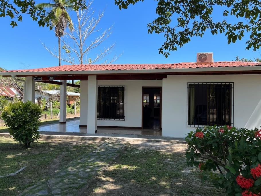 Casa con amplios jardines