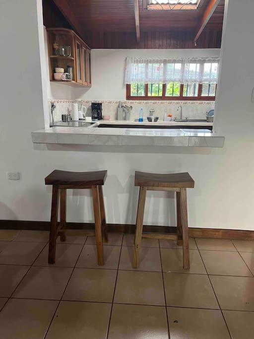 Casa con amplios jardines