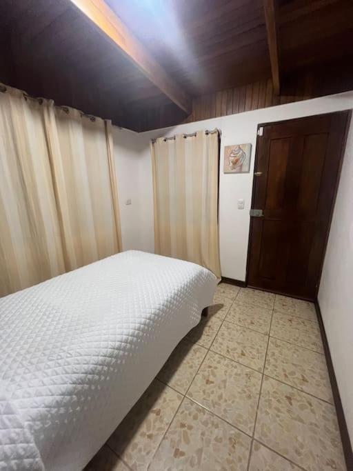 Casa con amplios jardines