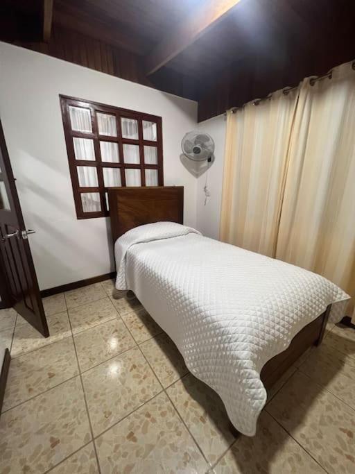 Casa con amplios jardines